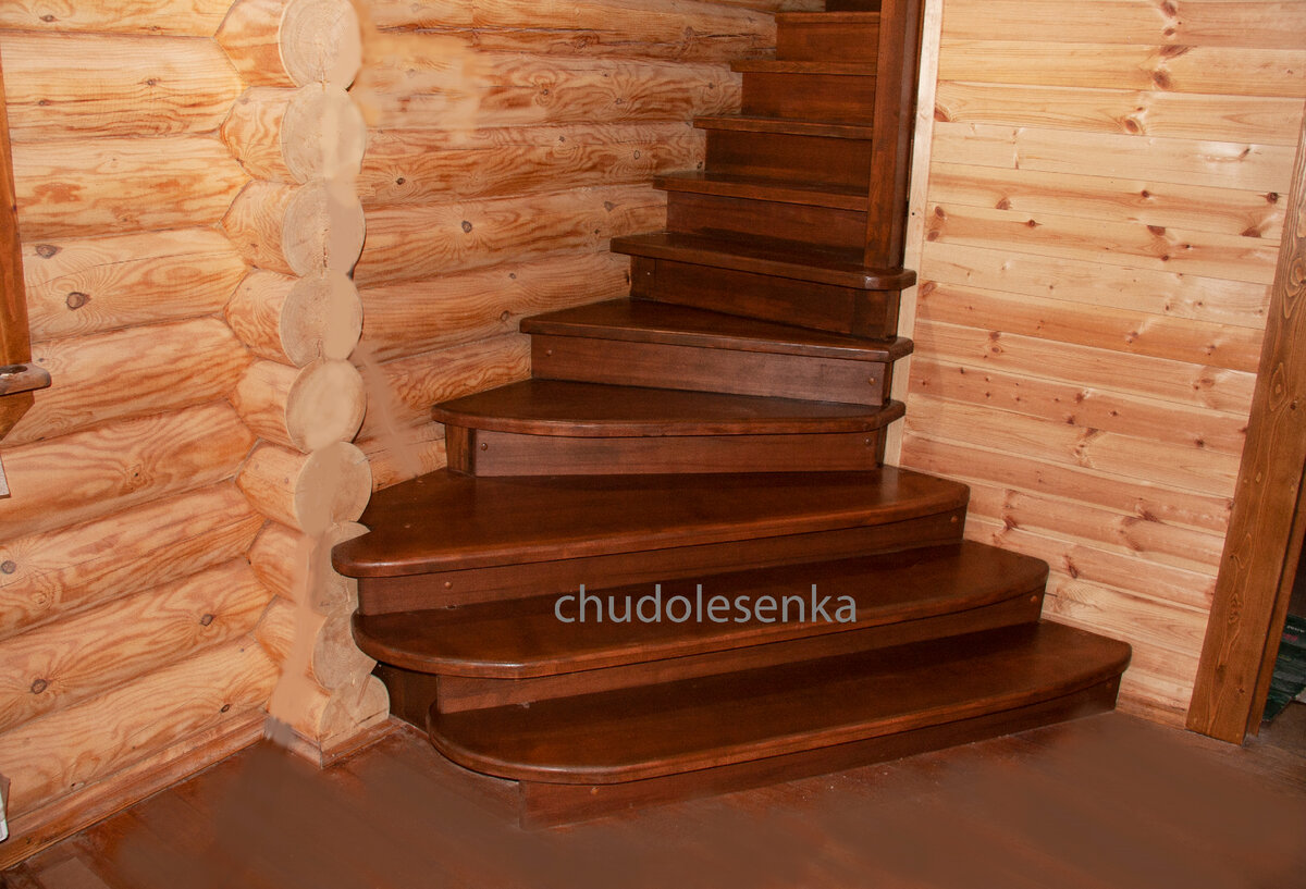 Бывает, когда лестницу в буквальном смысле нужно впихивать в существующие размеры дома.