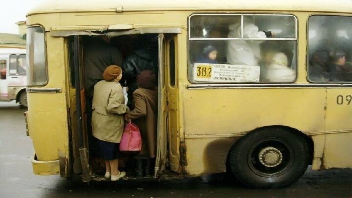 Желтый автобус можно смело назвать легендой общественного транспорта в СССР, его запускали и на городские и на междугородние маршруты.-2
