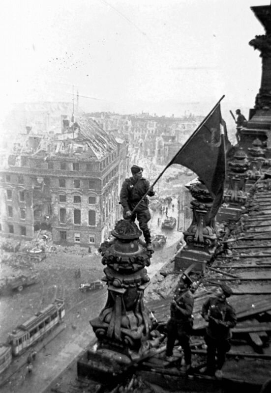 Знамя Победы над Рейхстагом, 2 мая 1945 года.