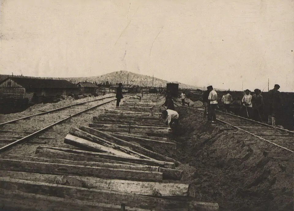 Укладка пути на станции Пулозеро Мурманской железной дороги. 1916