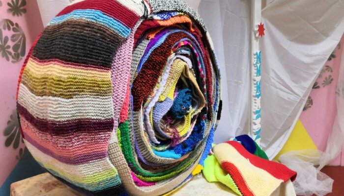 Тут ситуация попроще и вязали этот шарф несколько человек, так что Хельга все же недосягаема. Фото с сайта ng72.ru