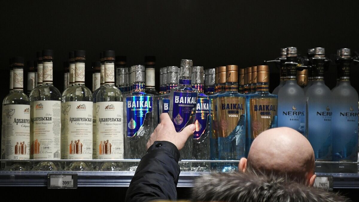    Мужчина выбирает алкогольную продукцию в супермаркете © РИА Новости / Максим Блинов