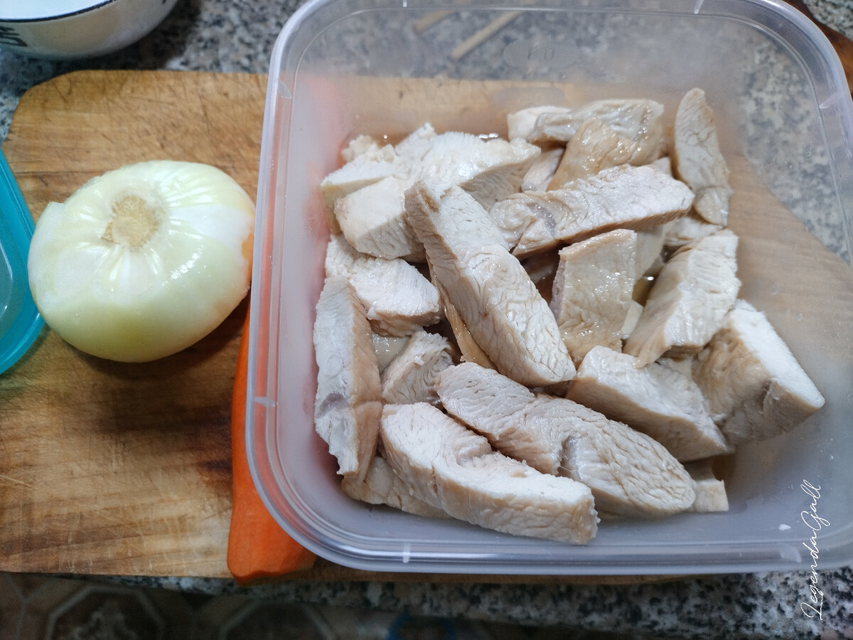 Все накромсала ножницами, бульончиком залила, на пару дней мясом обеспечена