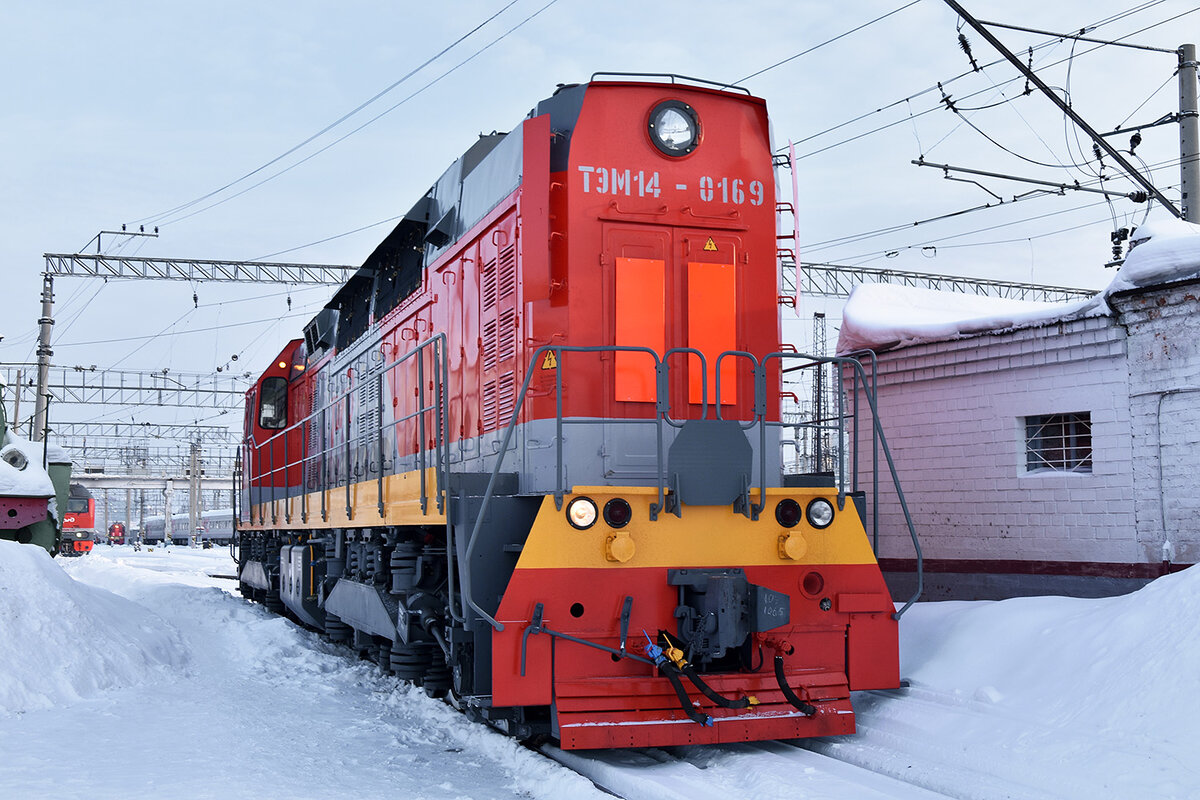 Тепловоз ТЭМ14 с микропроцессорной системой ПКФ «Полет». Источник: Сергей Ожигов/ railgallery