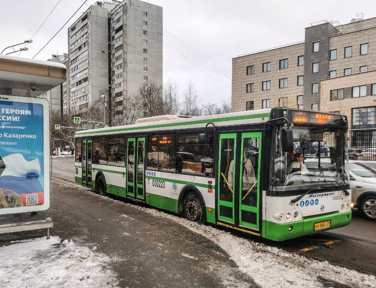 Автобус 030223 ЛиАЗ-5292 на маршруте № 181. Бело-зелёных автобусов в Москве становится всё меньше и меньше.