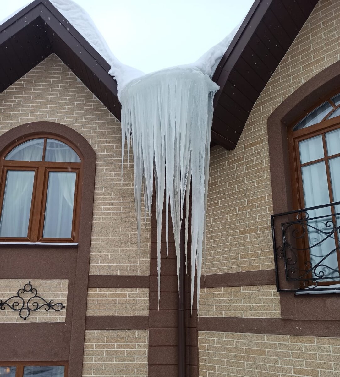 Наледь на краю кровли и в желобах (фото HotCable.ru)