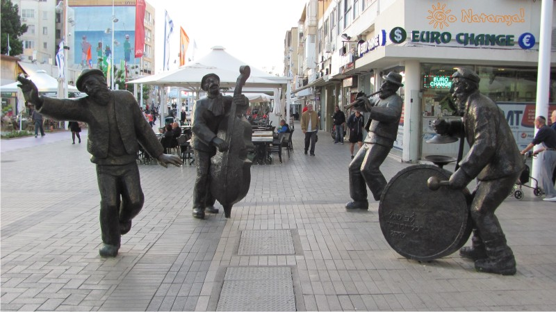 Скульптуры уличных музыкантов в Нетании