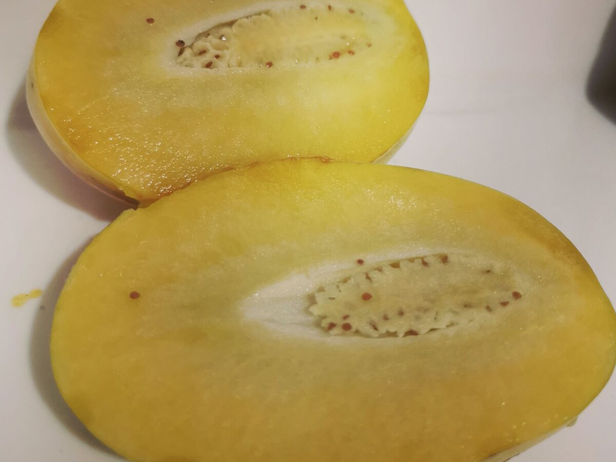 В разрезе тоже больше всего похоже на дыню