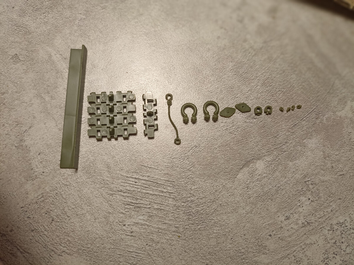 Для сравнения размеров. Справа налево детали по увеличению. Было чертовски сложно работать.