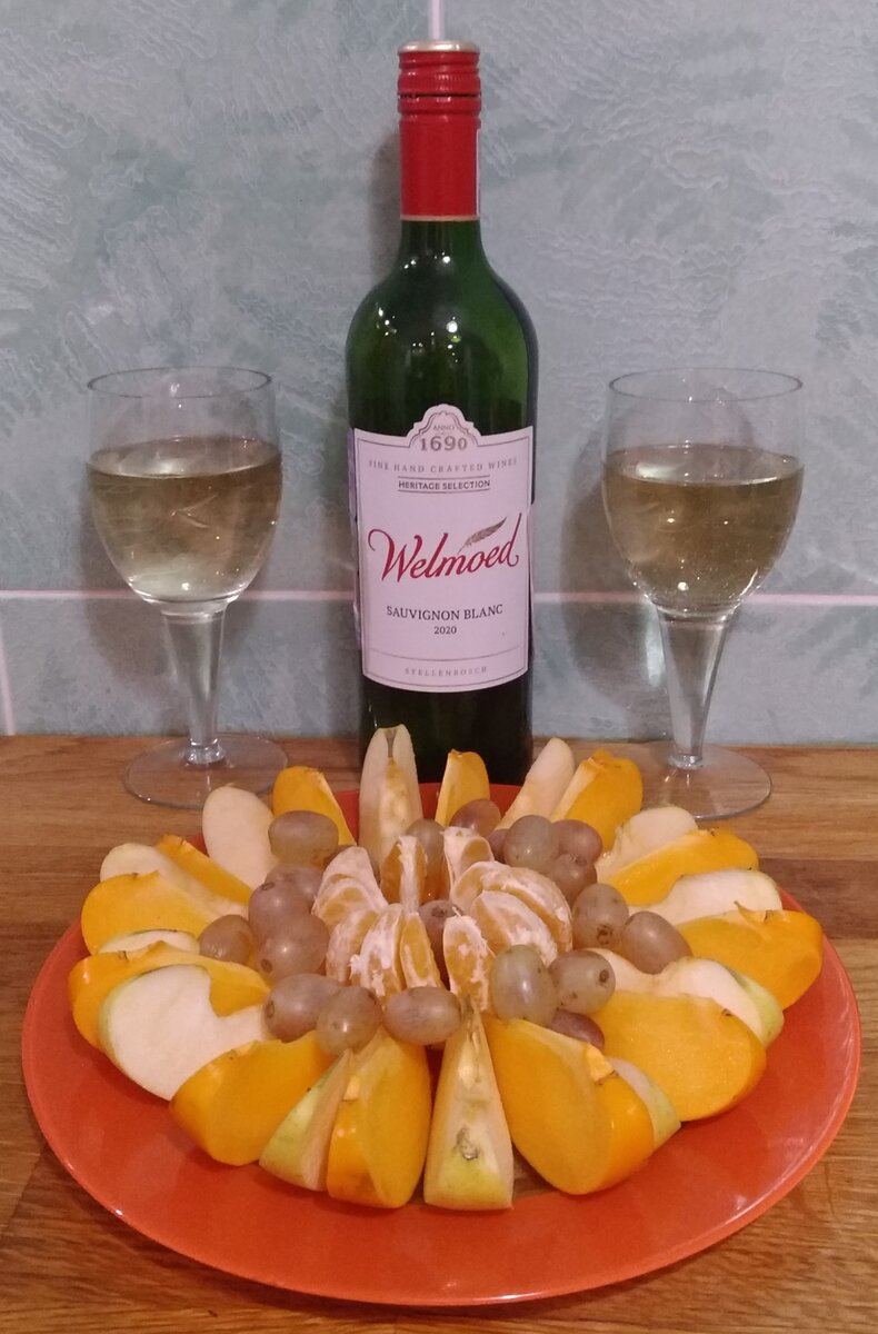 Уж освежиться - так освежиться! Белый виноград, яблоко, мандарин и хурма созданы для этого в сочетании с белым сухим вином!