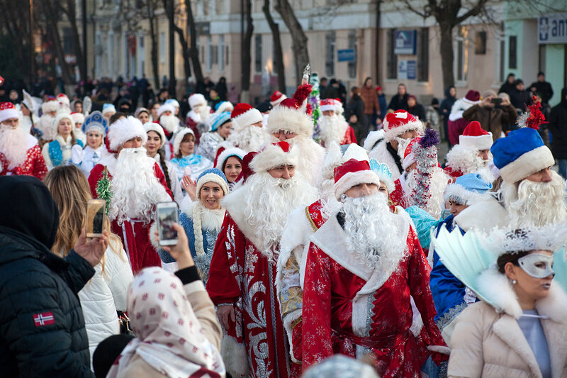 Парад Дедов Морозов в Махачкале.
