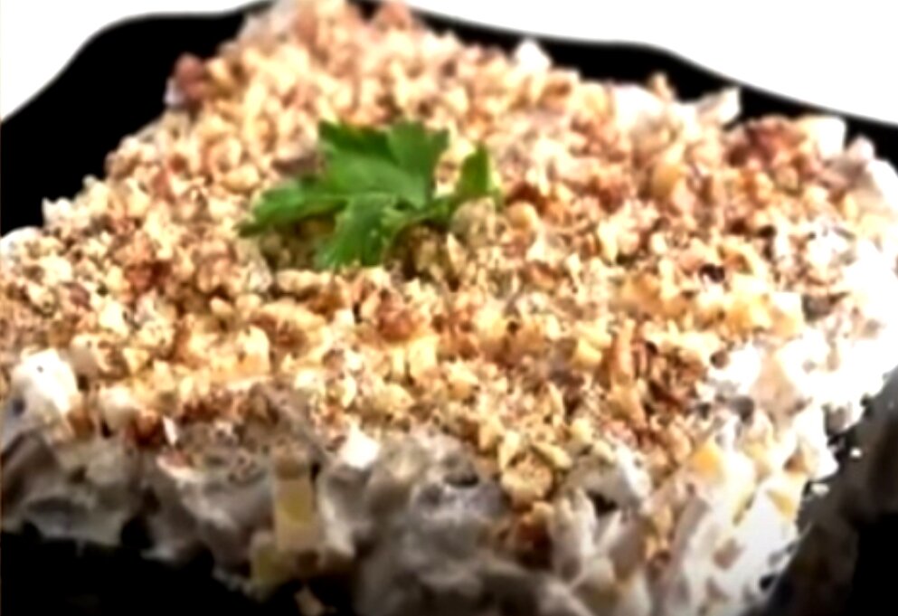 Салат из кальмаров с грибами и орехами