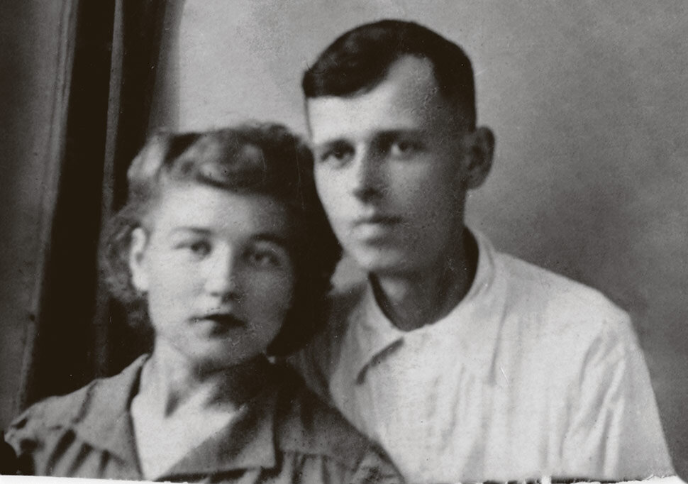 А.Д. Сахаров с женой Клавдией Алексеевной (урожд. Вихиревой). Июль 1943 / общедоступное фото