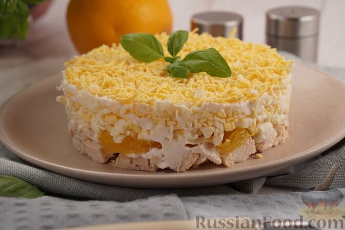 Салат с жареными грибами и курицей