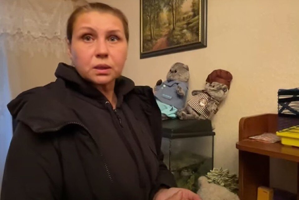     Лариса содержит укусившую ее мышь.