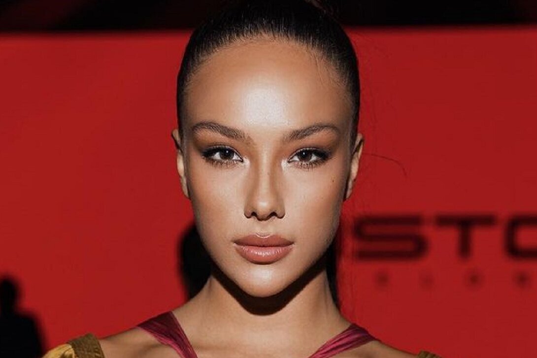     «Милашка с потрясающей фигурой!»: бывшая невеста Тимати в тонком бикини занялась серфингом