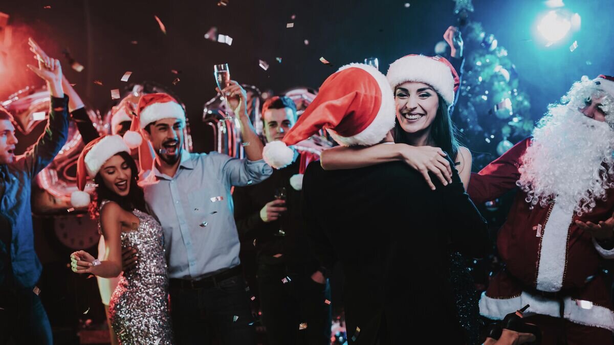    Люди во время празднования Нового Года© Depositphotos.com / vadimphoto1@gmail.com