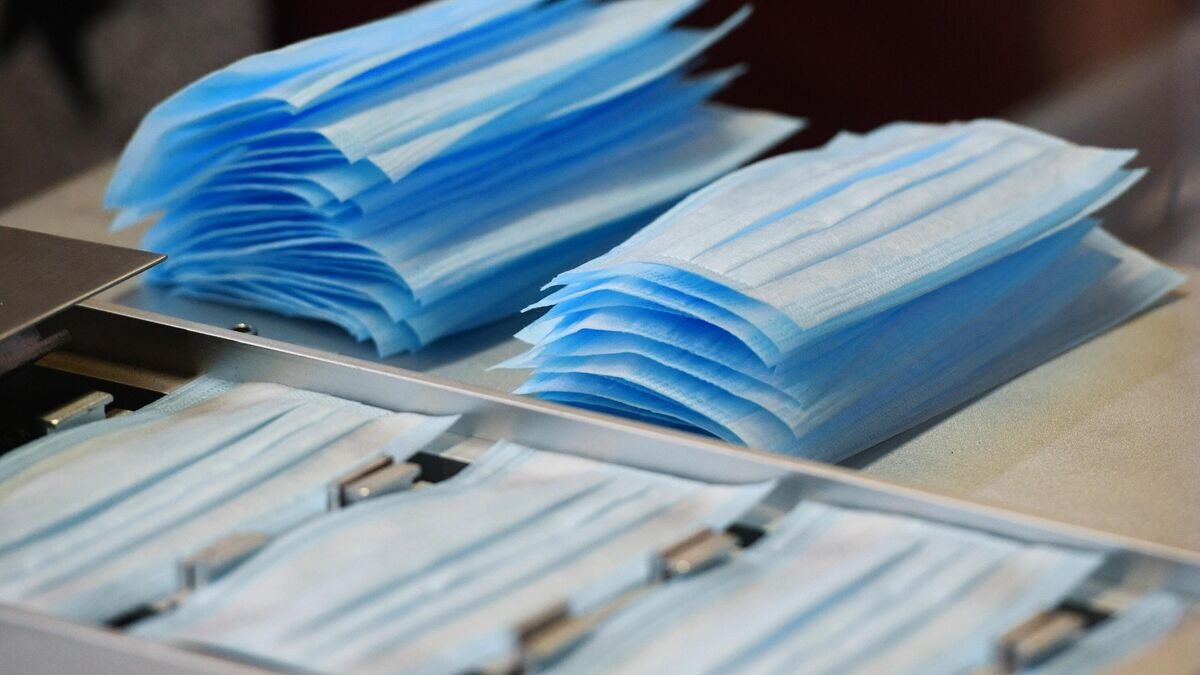     Производство защитных масок в Новосибирской области© РИА Новости / Александр Кряжев