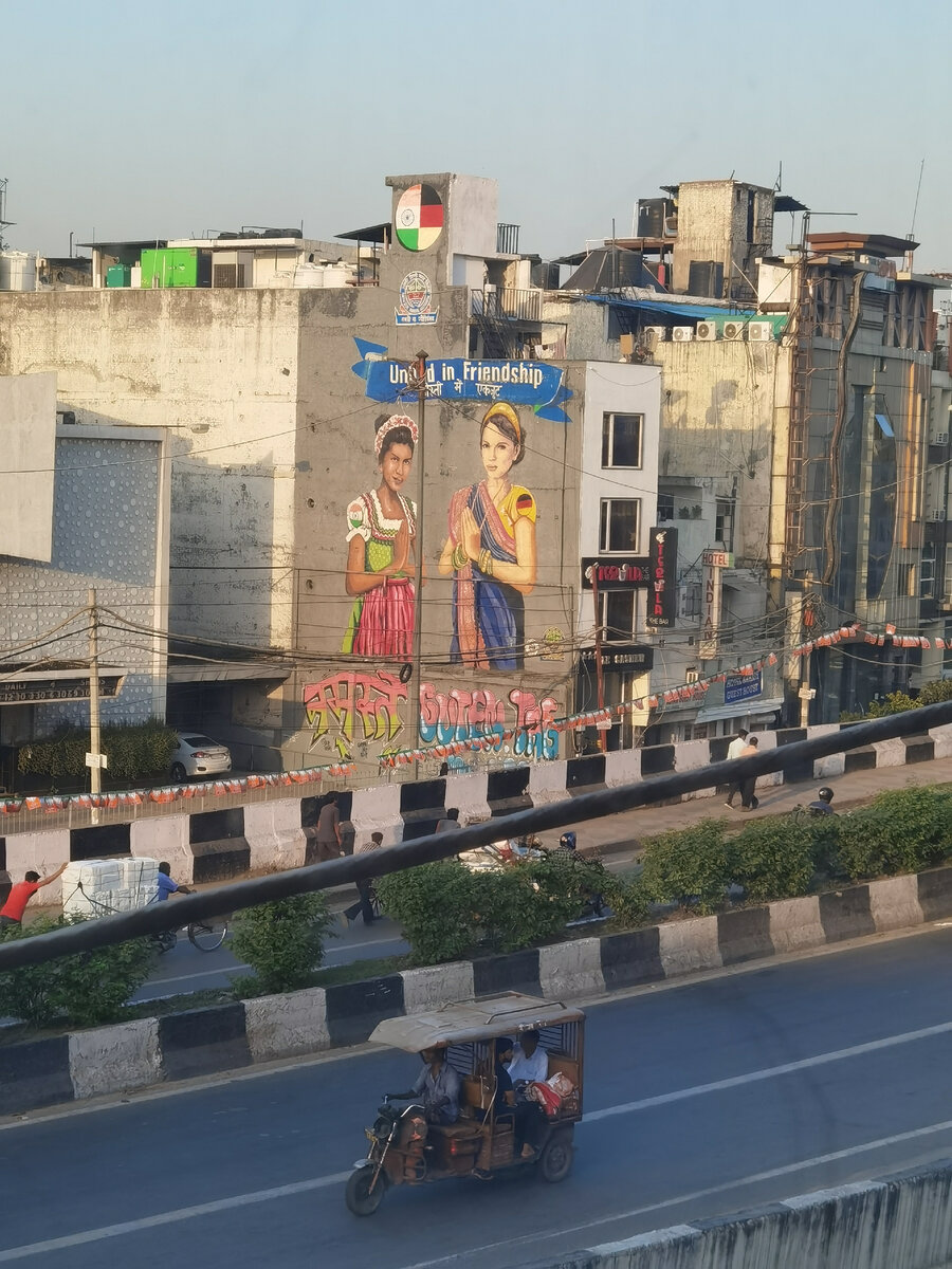 Вид из нашего отеля. Фотографий номера внутри не сделала, а жаль