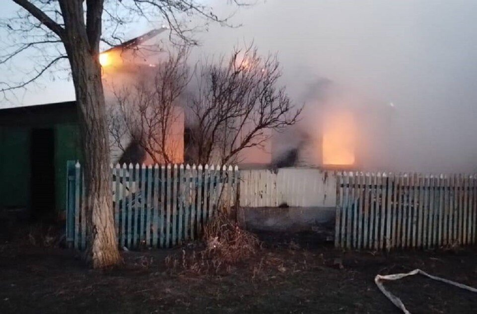     Дети погибли во время пожара, оставшись одни дома. Фото: пресс-служба МЧС по Ростовской области.