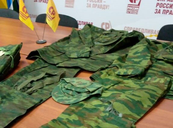 Фото: сотрудники Центра защиты прав граждан Ольга Атемасова и Наталья Салимова с пенсионеркой Екатериной Огневой. Костюмы, которые пенсионерка передала для военных.– Удивительные люди живут на Урале! Щедрые, милосердные, чувствительные к чужой судьбе. Наша акция по сбору гуманитарной помощи «Своих не бросаем» и была задумана как рука помощи, как ниточка от сердца к сердцу. Чтобы все, кто хочет помочь, смогли это сделать, – рассказывает руководитель сети Центров защиты прав граждан, депутат Госдумы Андрей Кузнецов.