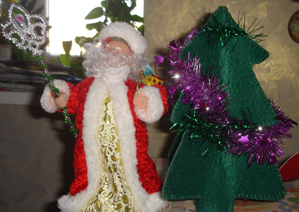 На эту елочку повесили конверты с заданиями