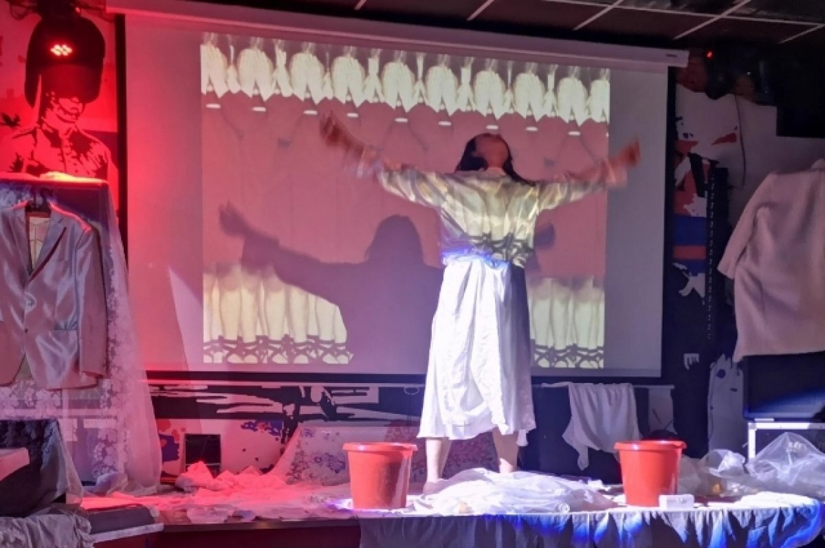    В Твери в спектакле «Человек. Женщина» показали рождение Евы из ребра Адама