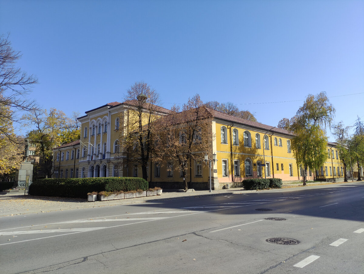 Здание гимназии, где размещался госпиталь