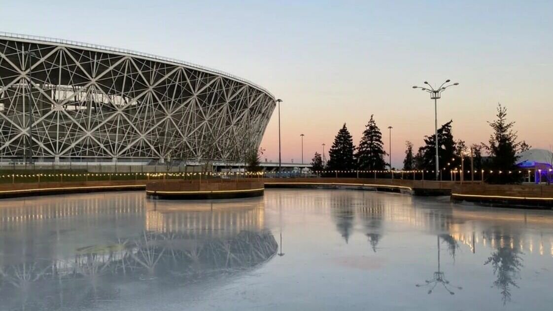     Каток площадью две тысячи квадратных метра открылся в ЦПКиО Волгограда. Это самая большая ледовая площадка не только в городе, но и в регионе.