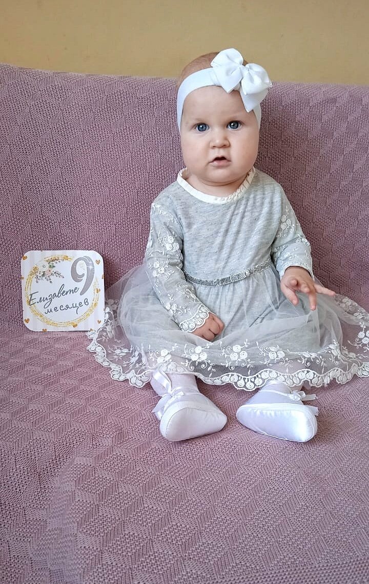 Традиционное ежемесячное фото дочки. Так интересно наблюдать, как она меняется. 