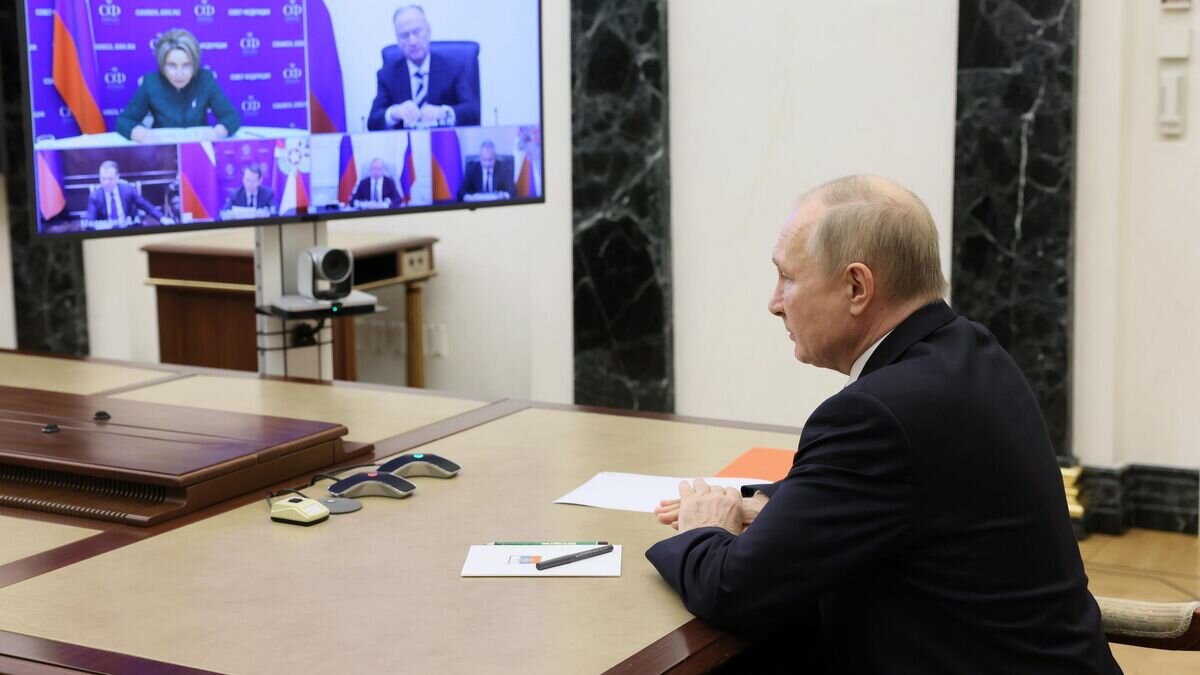    Президент РФ Владимир Путин проводит оперативное совещание с постоянными членами Совета безопасности РФ в режиме видеоконференции© РИА Новости / POOL
