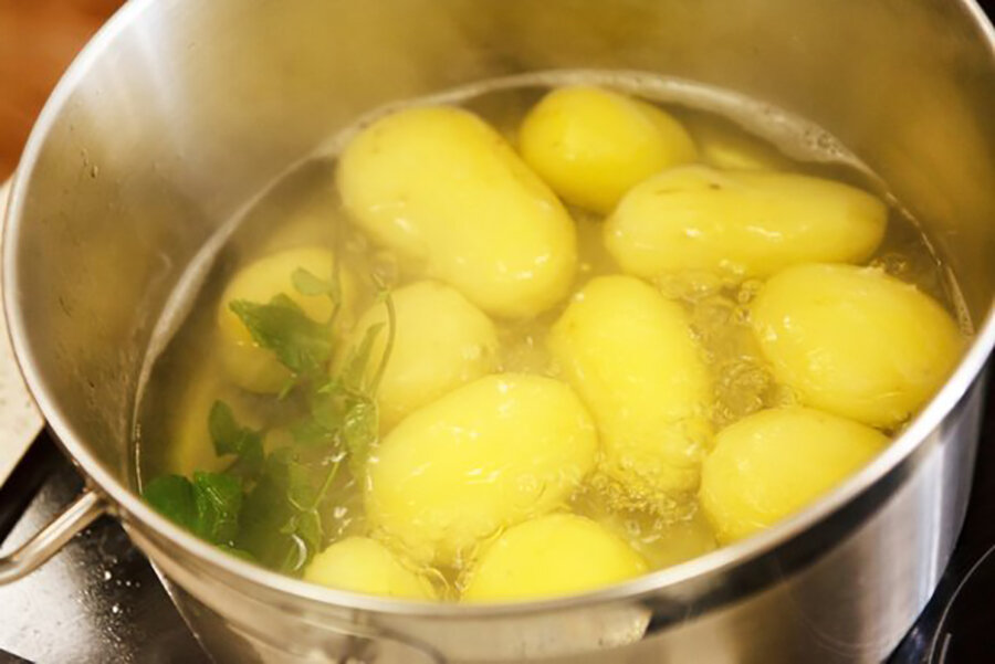 Сколько нужно варить пюре. Вареный картофель в кастрюле. Вареная картошка. Картофельный отвар. Картошка в кастрюле с водой.