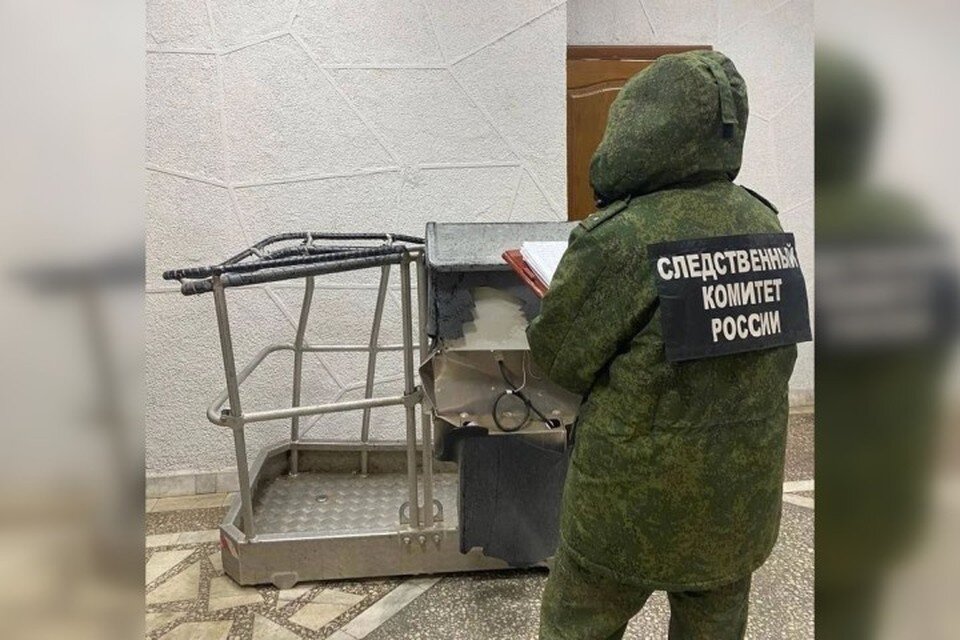     В ходе работ люлька оторвалась от стрелы автогидроподъемника и упала с высоты 26 метров. Фото: СУ СКР по Пермскому краю.