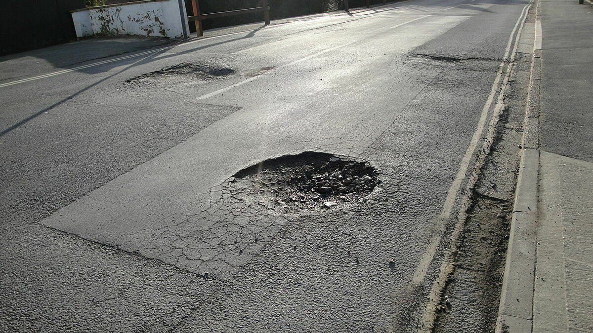     Для жителей Ставропольского края подготовили памятку о том, кто должен заниматься ремонтом дороги во дворах, сообщает Госжилинспекция региона.