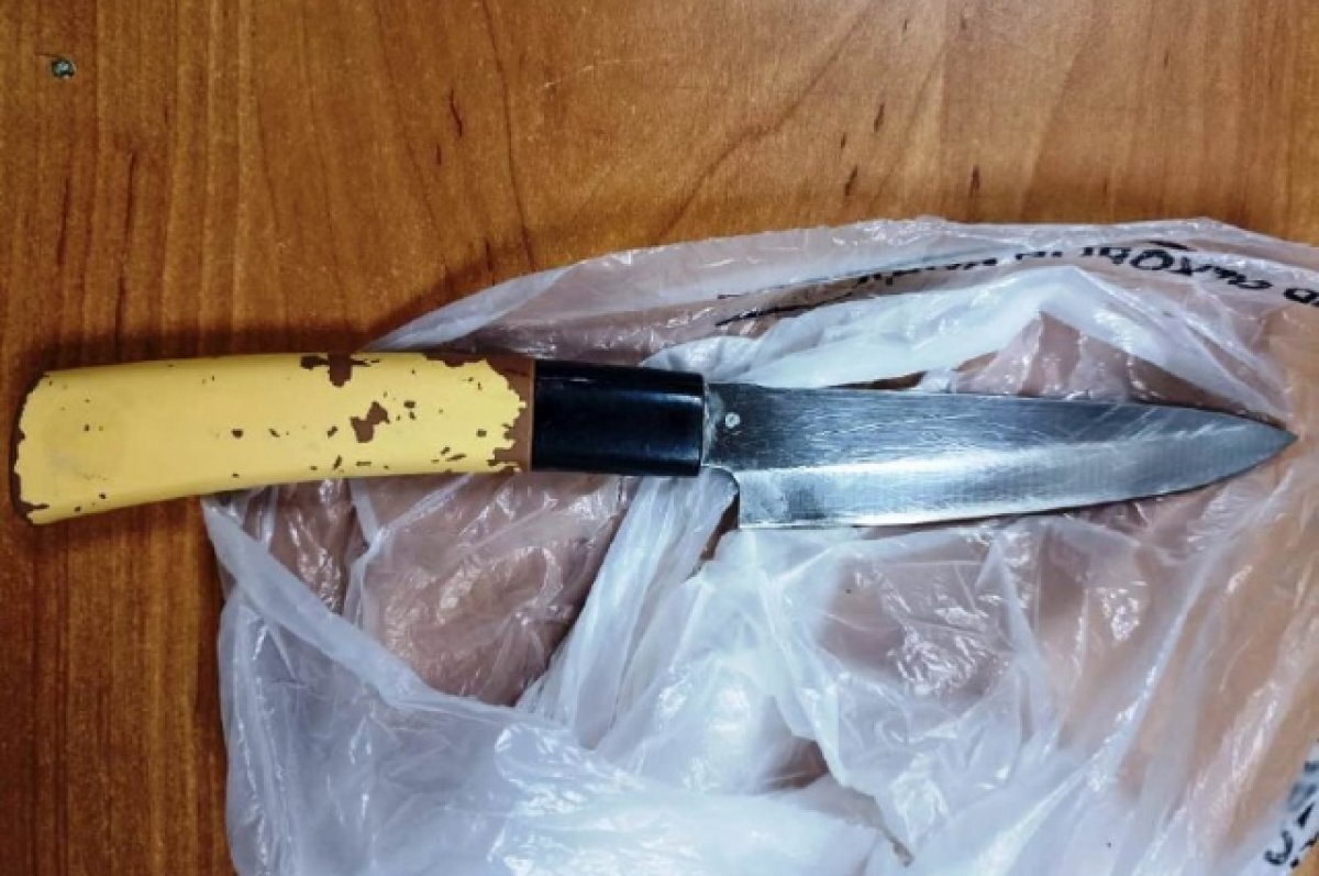    60-летнего омича ранили ножом из-за разных предпочтений в музыке