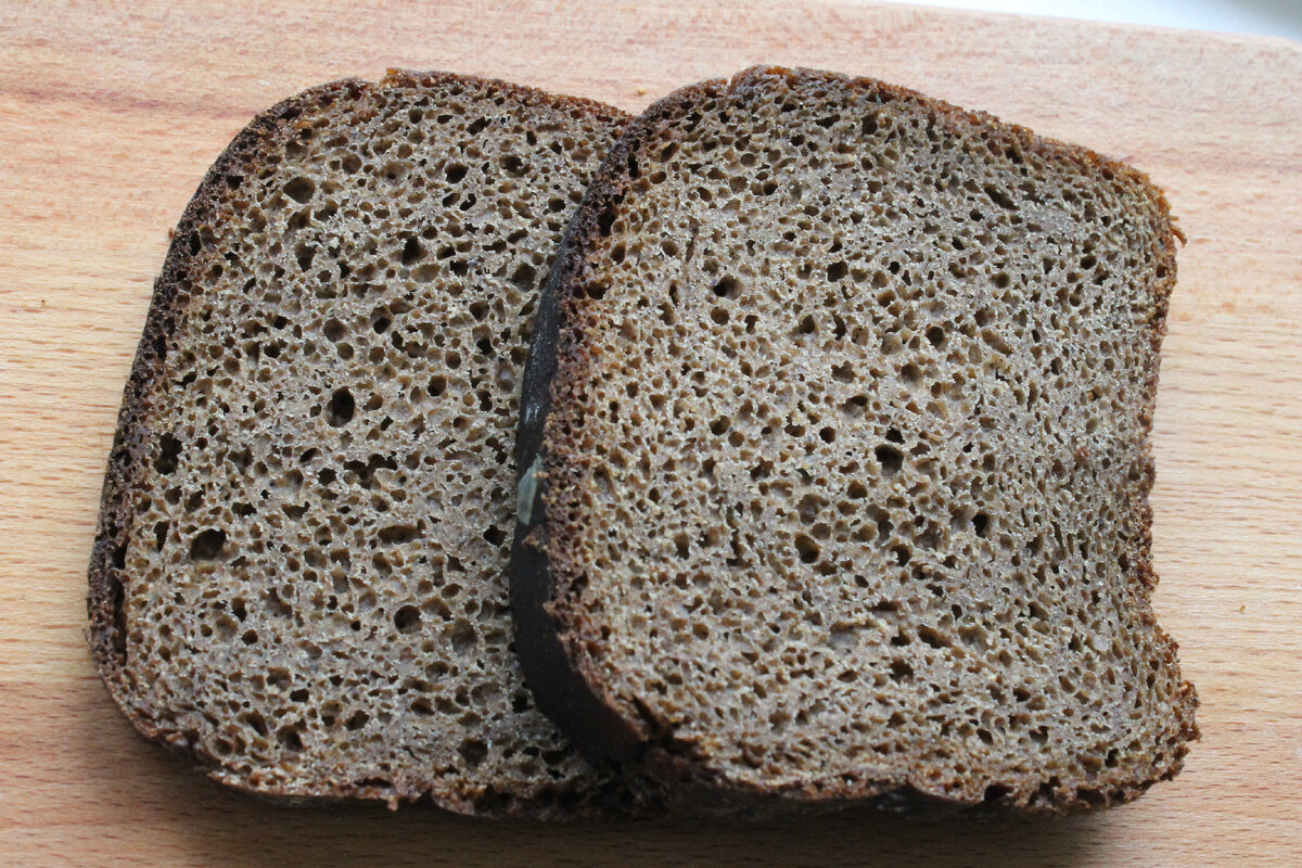 Режем хлеб.