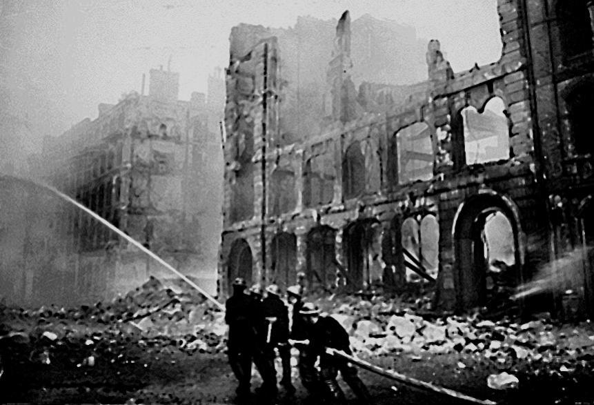 Лондонские пожарные борются с огнем после бомбардировки города немецкой авиацией, 1940 г. 