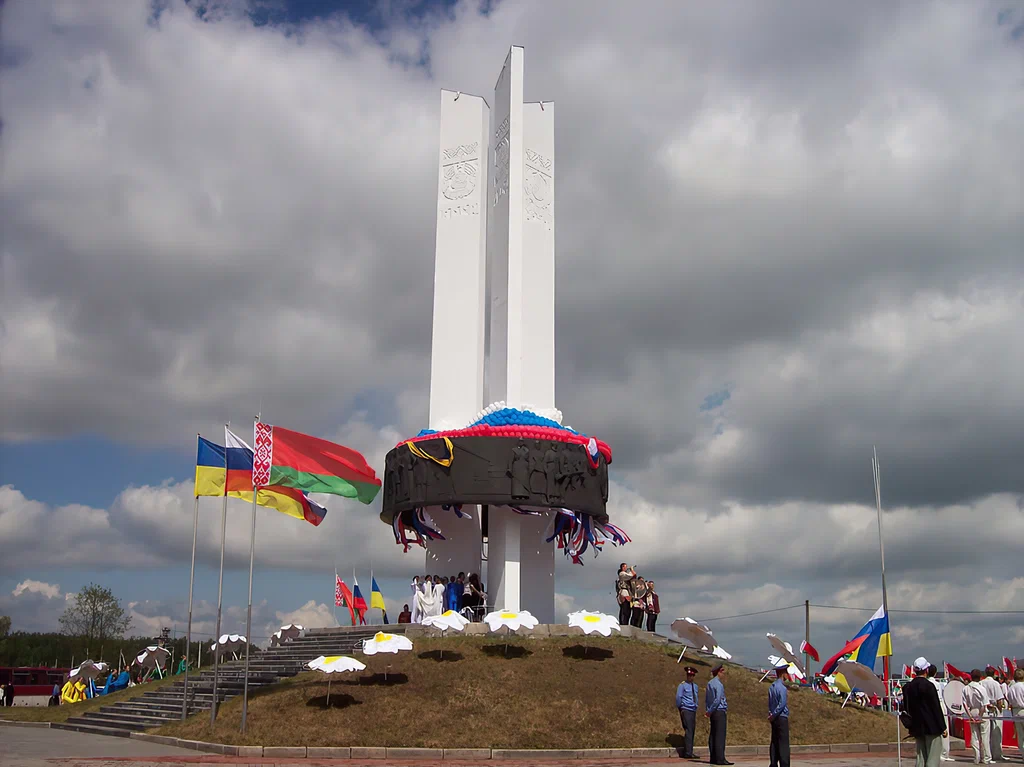 Монумент сестра. Монумент дружбы народов Брянская область. Монумент дружбы три сестры. Монумент дружбы народов Климово. Монумент три сестры на границе России Белоруссии и Украины.