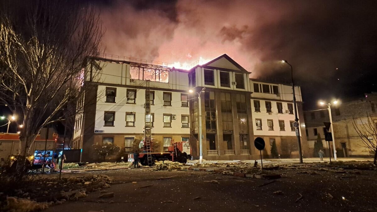    Пожар в здании, возникший в результате ночного обстрела Донецка© РИА Новости / Сергей Батурин