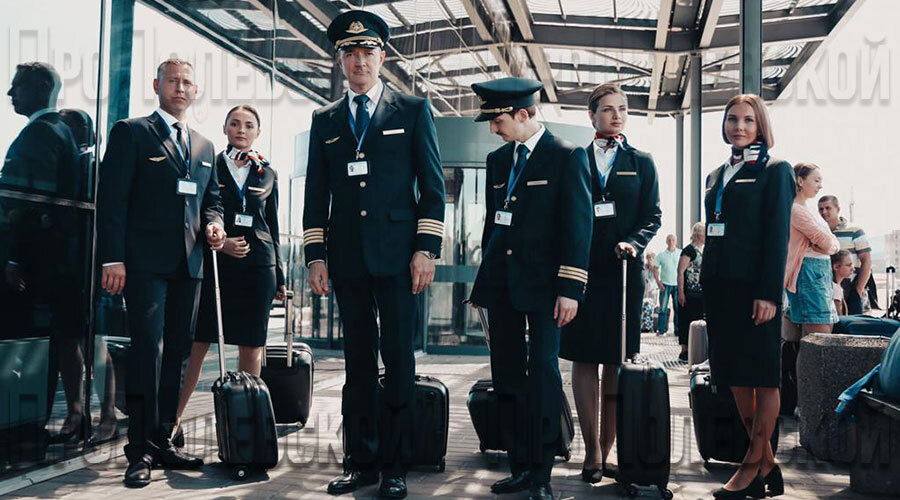 Экипаж авиалайнера Airbus A321-211 в фильме «На солнце, вдоль рядов кукурузы». Фото предоставлено Дамиром Юсуповым