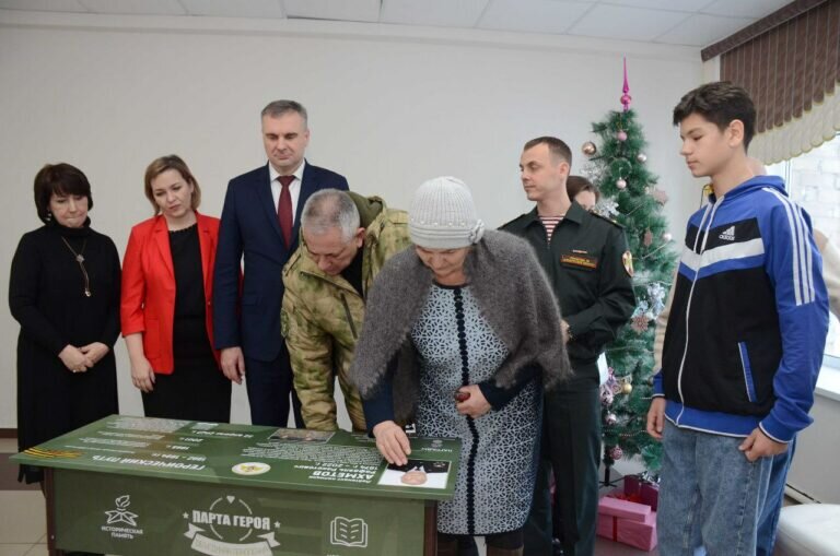    В Оренбурге в школе №79 открыли «Парту героя», посвященную Рафаэлю Ахметову Елена Шкатова