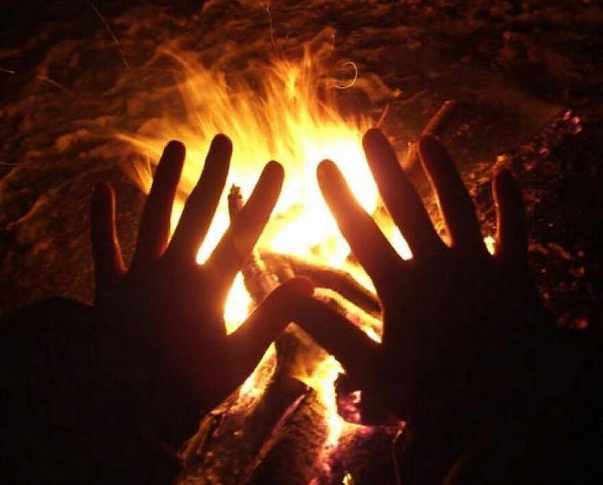 Греется у костра