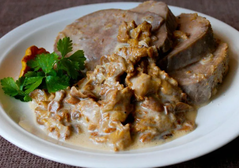 жареное мясо с луком. говядина с черносливом тушеная в духовке. говядина томленая с черносливом. телятина орех. говядина тушеная с черносливом.