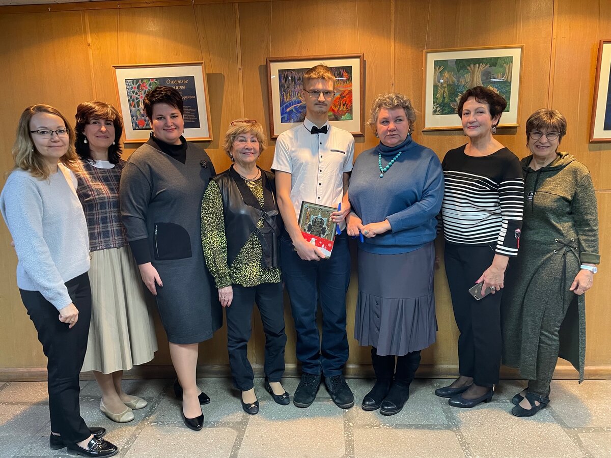 На открытии выставки студента Кирилла Горячева в Университете "Дубна"