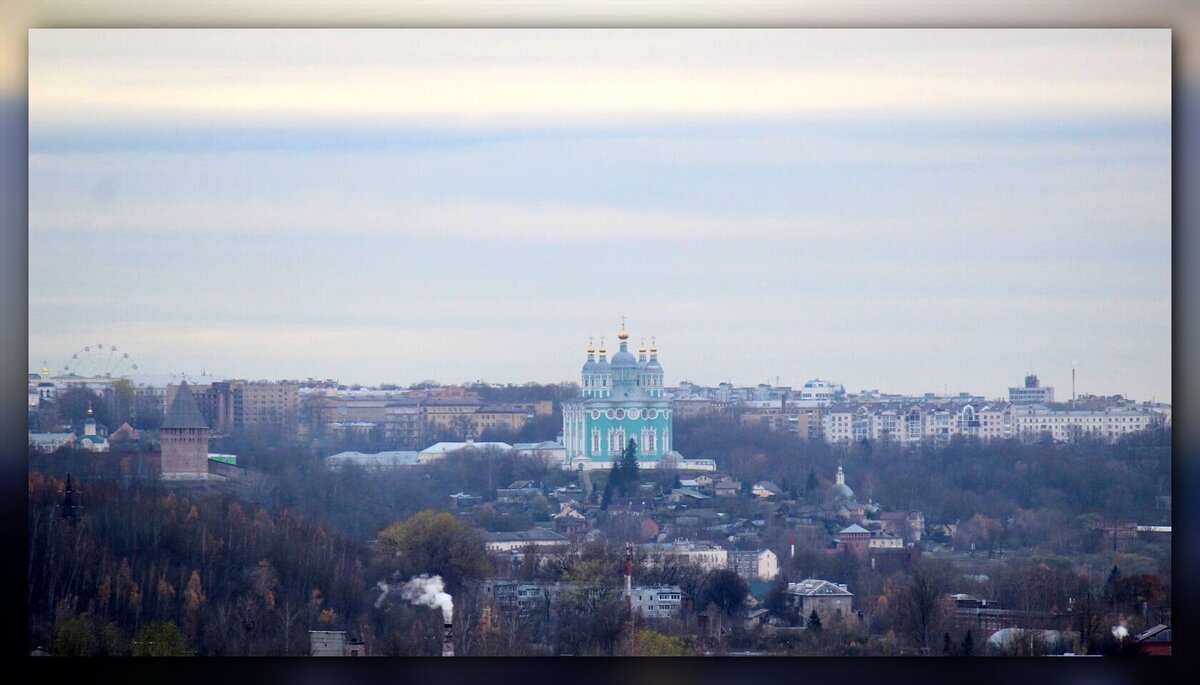 Успенский храм, вид со смотровой площадки села Валутино, от памятника воинам, павшим ВО время Смоленской войны с Речью Посполитой в 1632-1634 годах.