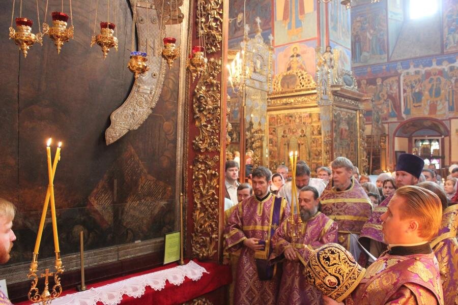 Священники говорят, что не верящий в Бога человек не может увидеть его лик на иконе. Господь открывает себя только имеющим духовное зрение. Источник: https://rybeparhia.ru/news/news-4306.html