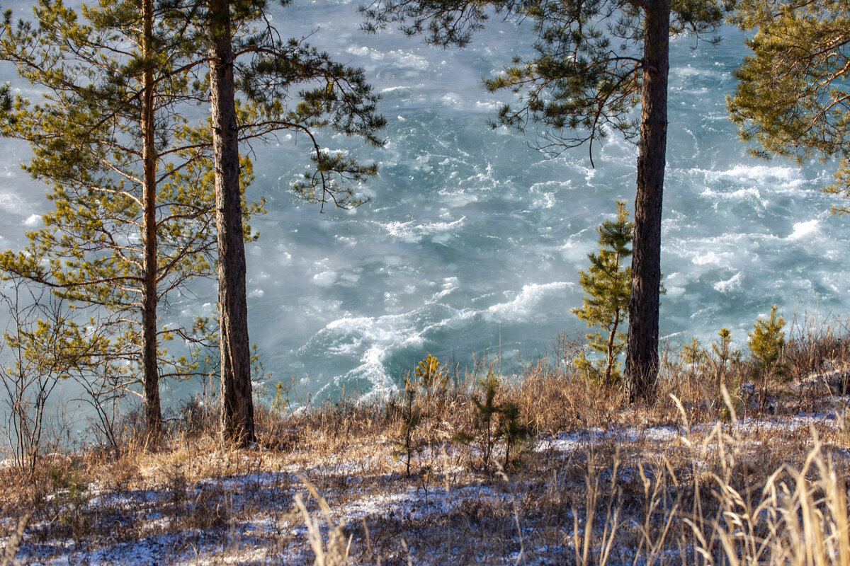 Вода практически "кипит" и цвет Катуни даже зимой необычный)))