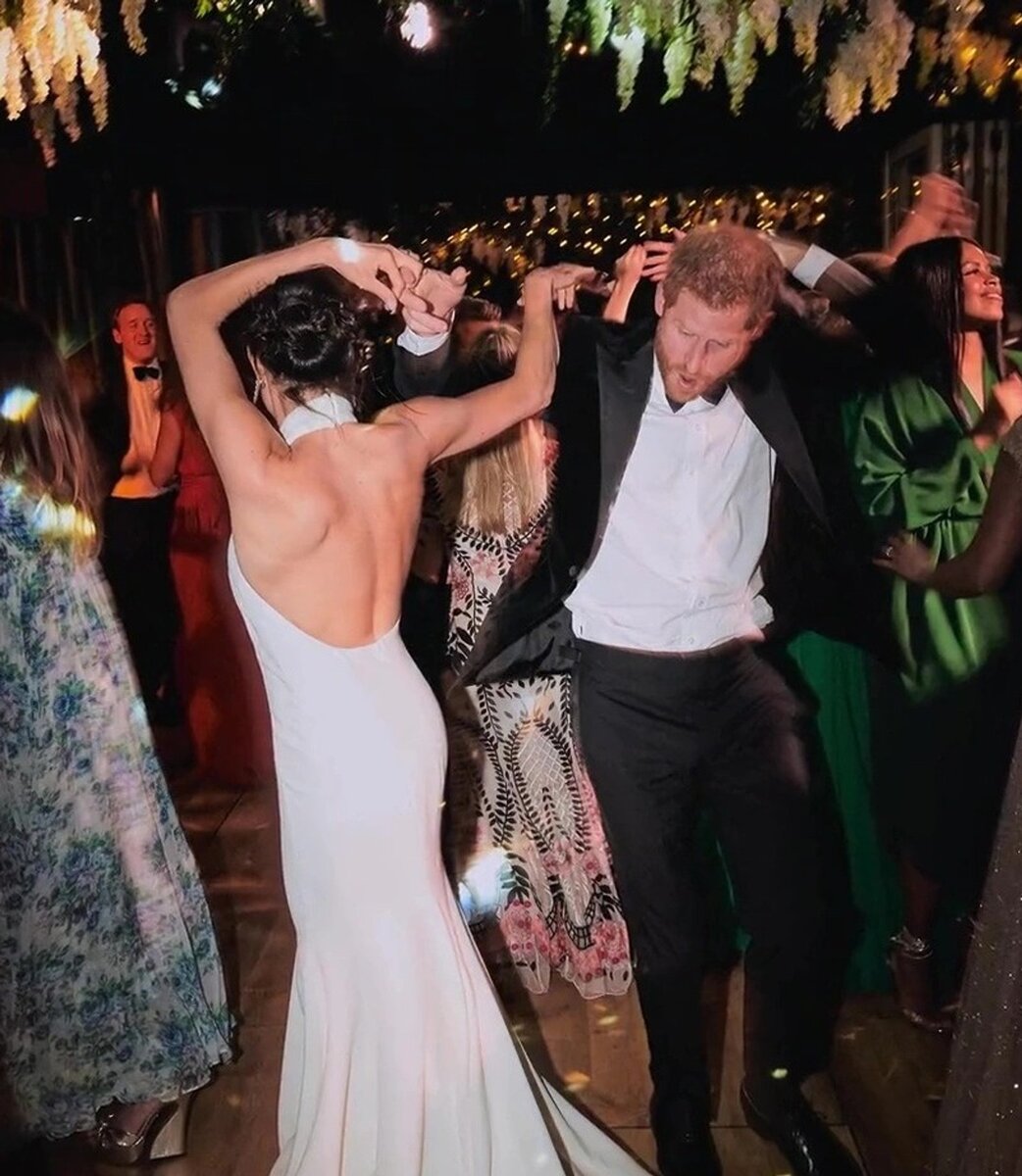    Первый танец молодоженов Фото: Netflix