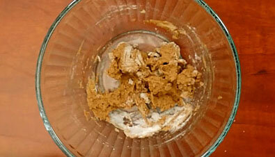 Возьмите небольшую емкость. Высыпите в нее пшеничную муку. К ней добавьте бальзамический уксус, вустерширский соус. Все смешайте венчиком или вилкой в одну густую массу и отставьте в сторону, накрыв пленкой.