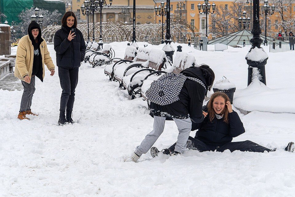     В ближайшие дни москвичей ждет замерзшая каша под ногами, а местами и каток. Михаил ФРОЛОВ